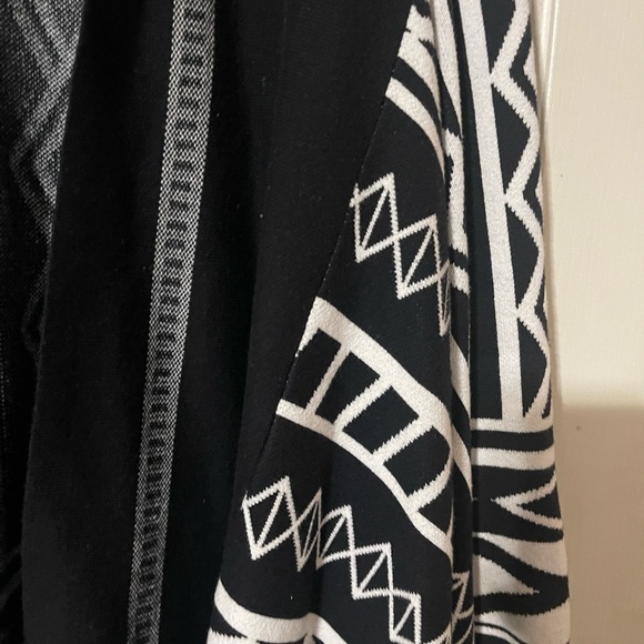 Cute size 3 black fringed sweater with bold and striking design - Picture 6 of 7